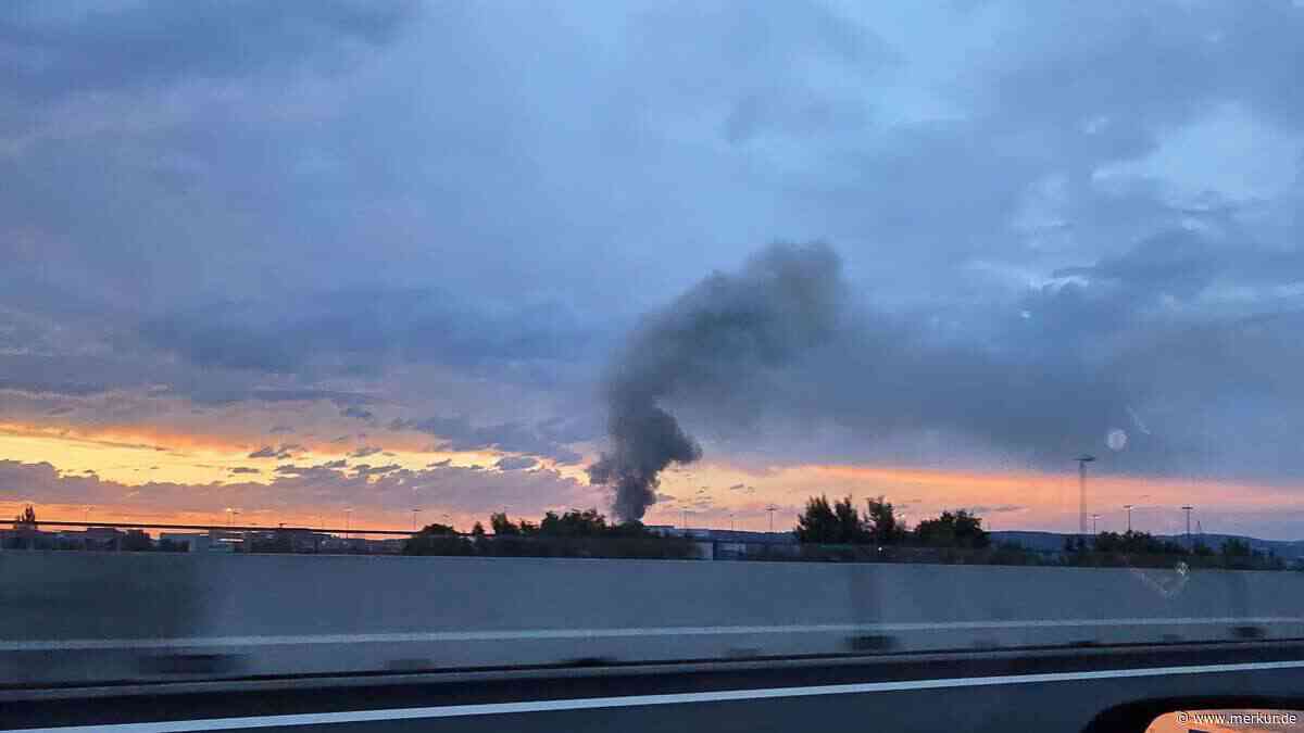 Angestellte wählt Notruf: Brand in Industriehalle löst Großeinsatz aus