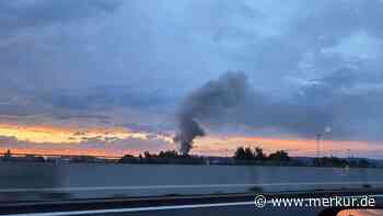 Angestellte wählt Notruf: Brand in Industriehalle löst Großeinsatz aus