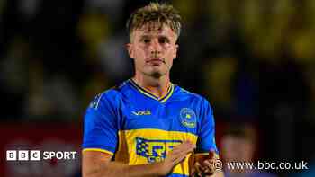 Torquay's Dyer ruled out for six months with ACL injury