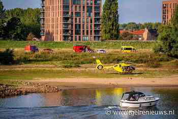 Persoon uit de Rijn gered, traumahelikopter en duikers opgeroepen