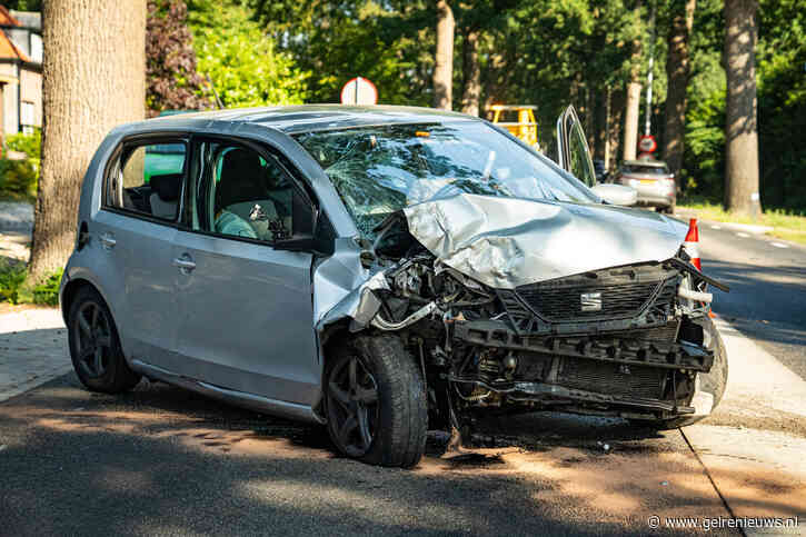 Auto botst tegen boom op de N348, bestuurder naar ziekenhuis