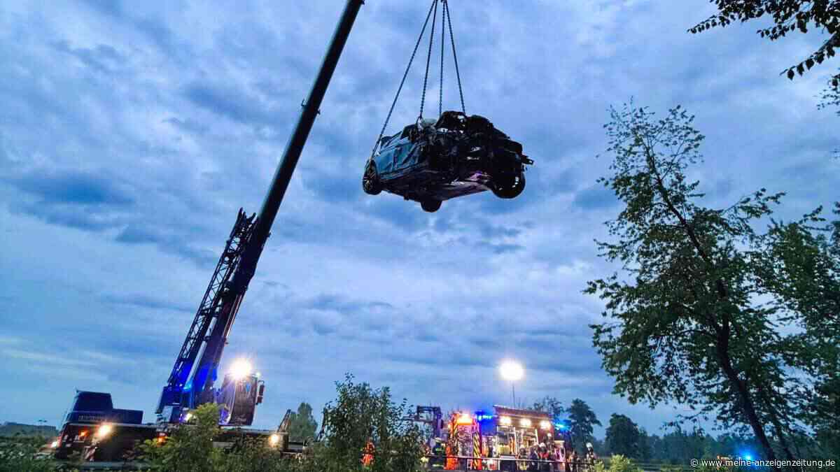 Unfall auf der A92: Auto durchbricht Leitplanke – Vater und Tochter schwer verletzt