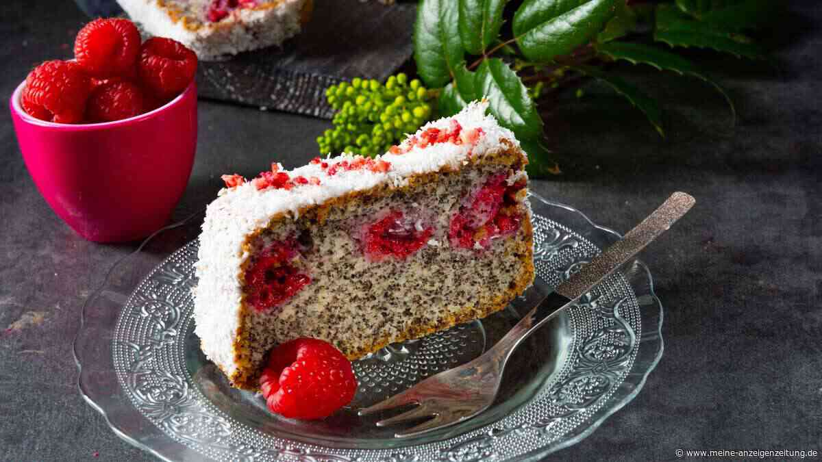Ein Stück Sommer: Kuchen mit frischen Blaubeeren, Himbeeren und Johannisbeeren