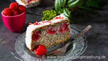 Ein Stück Sommer: Kuchen mit frischen Blaubeeren, Himbeeren und Johannisbeeren