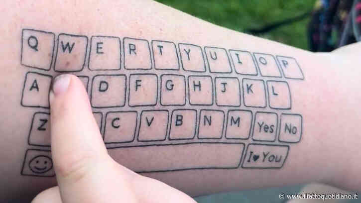 Si tatua una tastiera sul braccio per comunicare con il figlio autistico non verbale: “Procurerei al mio corpo mille cicatrici se questo potesse aiutarlo”