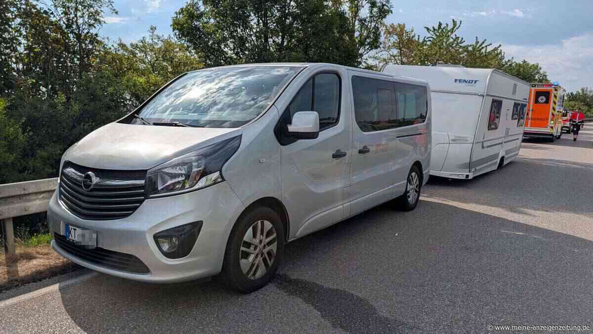 Wohnwagenreifen löst sich und trifft Ford Transit
