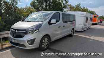 Wohnwagenreifen löst sich und trifft Ford Transit