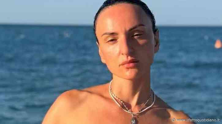 “È caduta nella trappola, nulla è cambiato”: Arisa festeggia 44 anni e pubblica una foto in topless, il post fa discutere