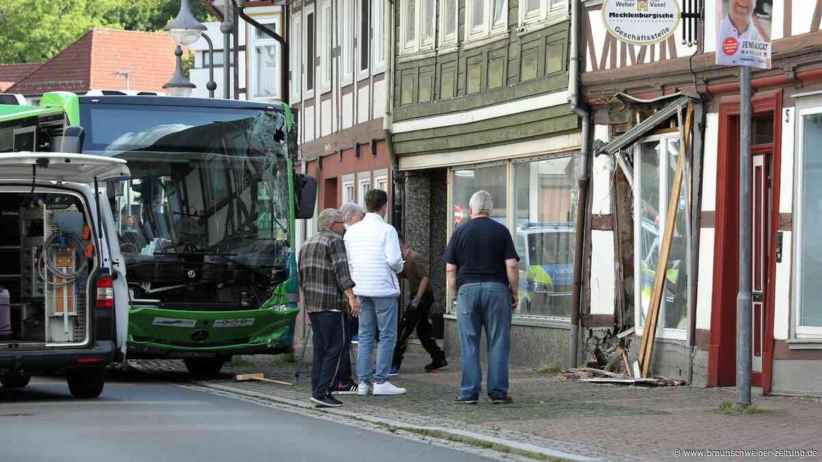 Bus kracht in Hauswand: 100.000 Euro Schaden nach Ausweichmanöver in Osterode