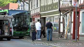 Bus kracht in Hauswand: 100.000 Euro Schaden nach Ausweichmanöver in Osterode