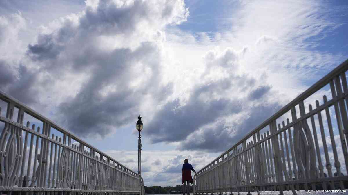 Das Hamburger Wetter spielt Herbst: Wolken, Wind, Gewitter und nur wenig Sonne