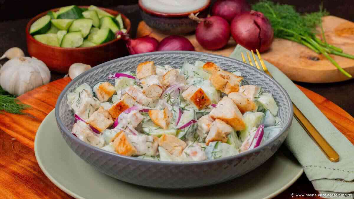 Knackig, cremig, proteinreich: Dieser einfache Tsatsiki-Hühnchen-Salat geht immer