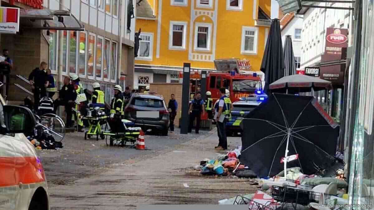 Auto fährt durch Fußgängerzone und erfasst mehrere Passanten
