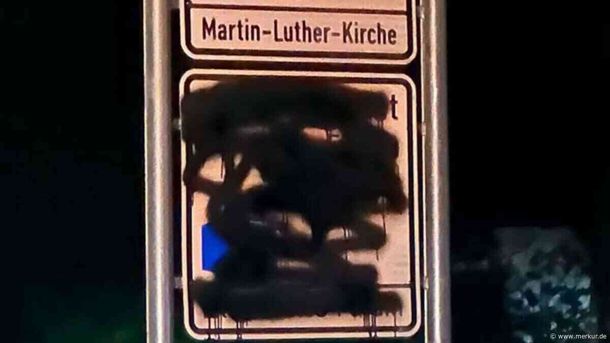 Islam-Schilder in Oberbayern erneut mit Farbe besprüht – Polizei ermittelt