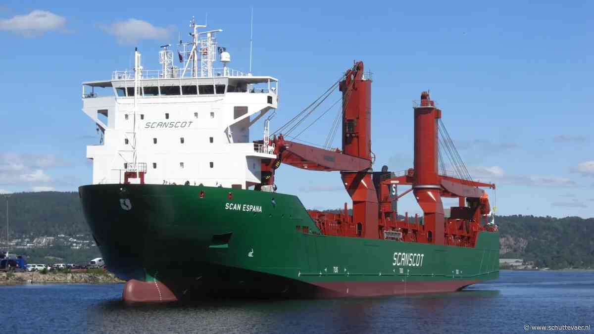 Bemanning vrachtschip SLNC York geëvacueerd na lekkage in machinekamer