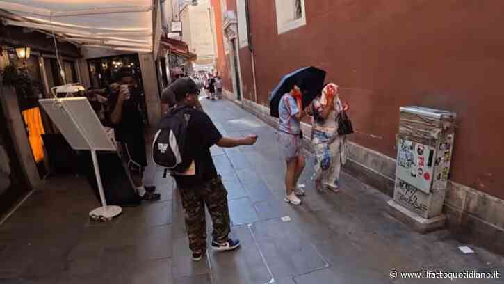 Risse, vernice rossa e lanci di pietre tra youtuber “giustizieri” e presunti borseggiatori a Venezia. Polemiche tra FdI e Pd