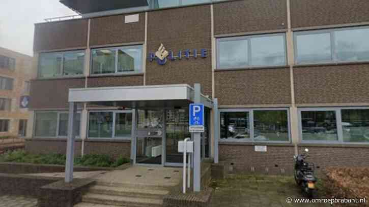 Jongen (17) plast tegen gevel van politiebureau in Etten-Leur aan