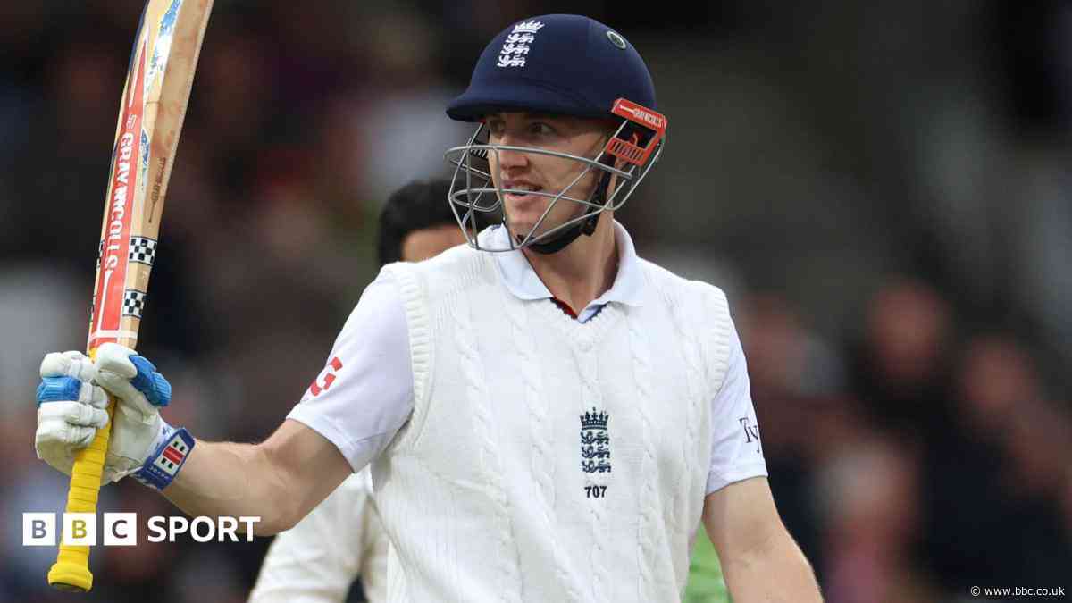 Sparkling Brook builds England lead over Pakistan