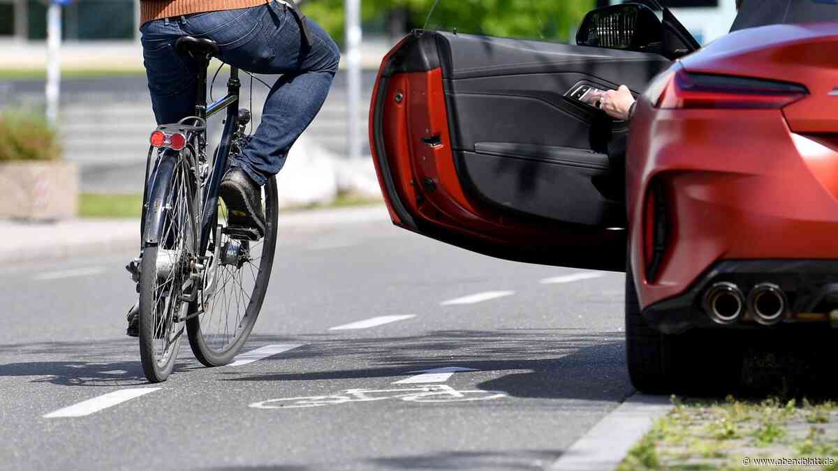 Radfahrer nach Dooring-Unfall lebensgefährlich verletzt – Autofahrer flüchtig