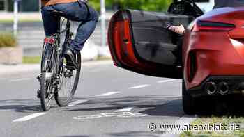 Radfahrer nach Dooring-Unfall lebensgefährlich verletzt – Autofahrer flüchtig