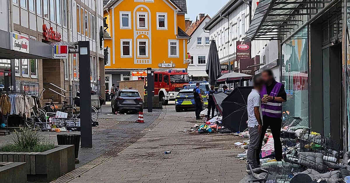 Hofgeismar: Auto rast durch Fußgängerzone - Fahrer mit medizinischen Problemen
