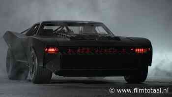 De Batmobile brommend in actie in besneeuwd Gotham City op setvideo 'The Batman - Part II'