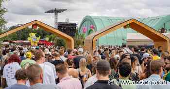 LIVE Lowlands | Over de hoofden lopen bij de ingang van het festivalterrein