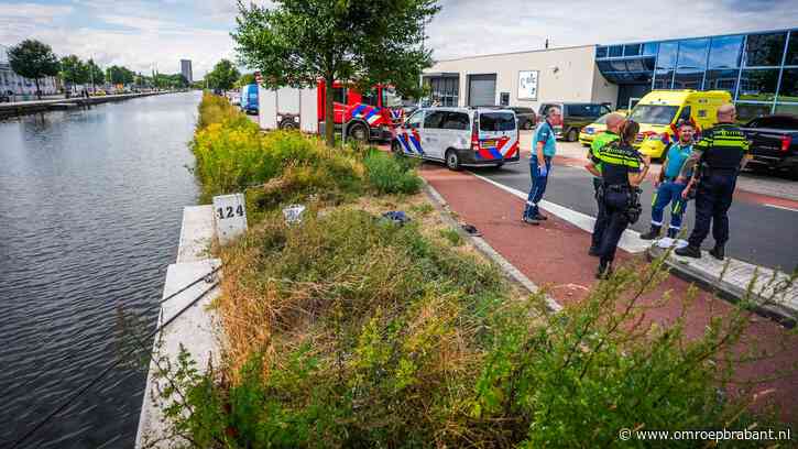 Bouwvakkers springen kanaal in Eindhoven in en redden leven van visser (71)