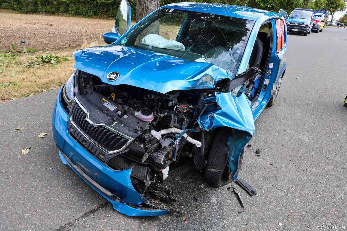 Schwerer Unfall im Erzgebirge: Skoda prallt gegen zwei Bäume