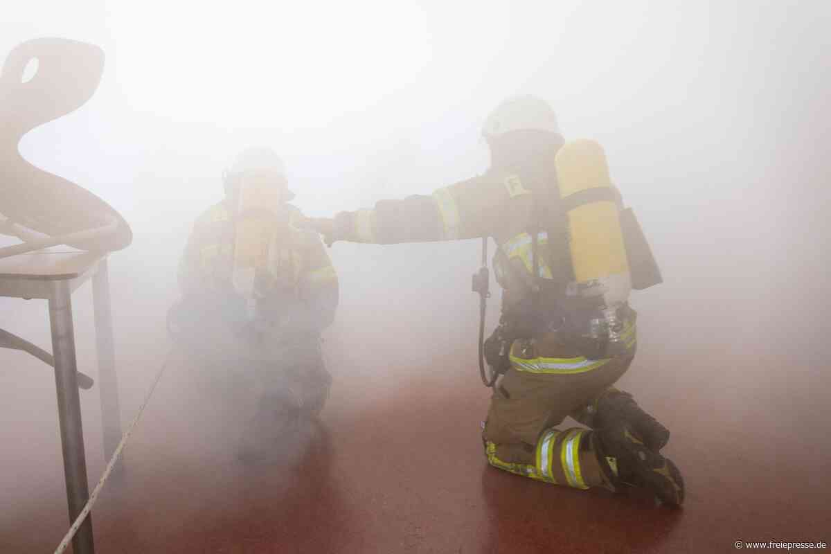 Verpuffung im Chemiekabinett: Mehr als 100 Einsatzkräfte proben in Limbach-Oberfrohna den Ernstfall