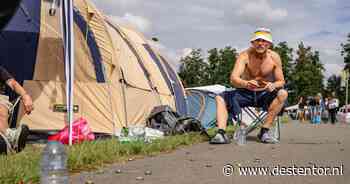 LIVE Lowlands | Wim (51) en zijn maten spelen fanatiek bierspel: ‘Verliezer ligt als eerste onder de wol’