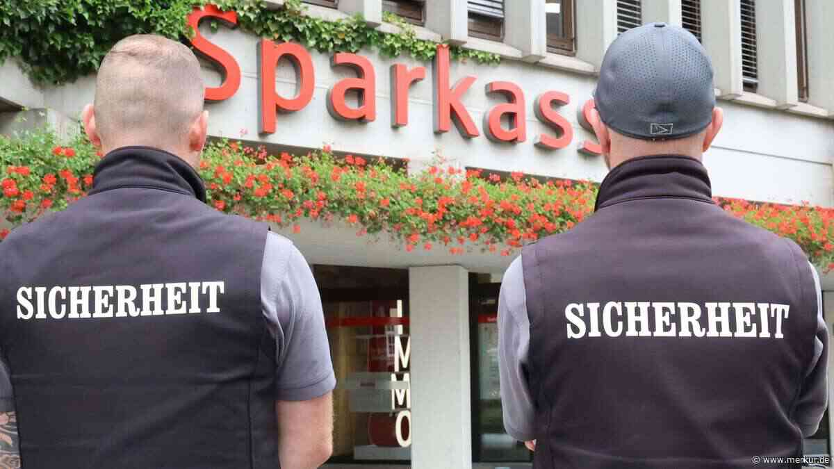 Kunde rastet aus: Jetzt bewacht Security die Sparkasse – Bank fürchtet Rückkehr