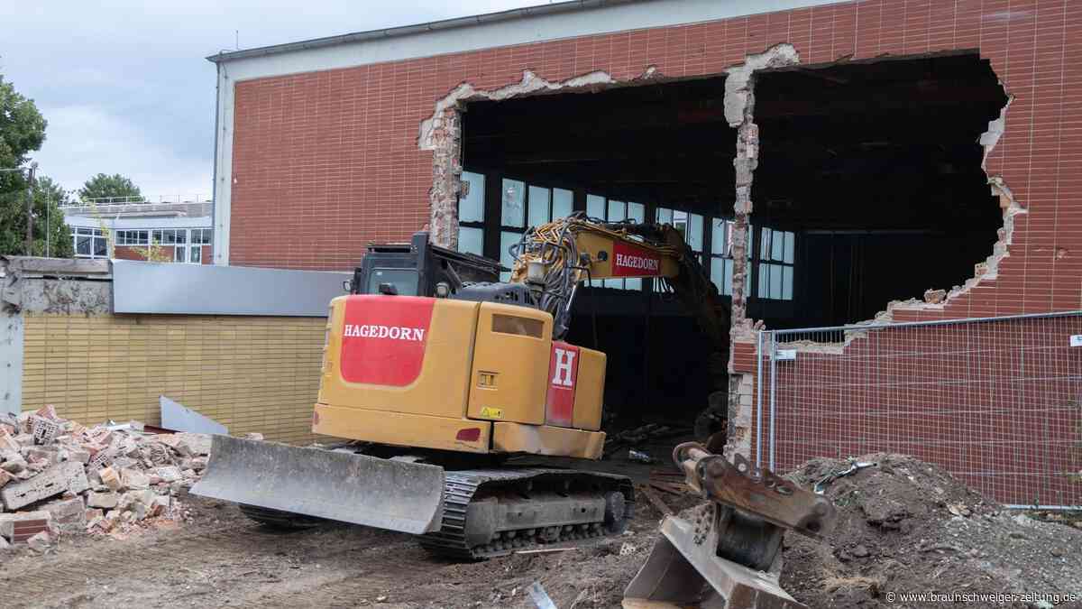 Schlusskapitel: Stadt Salzgitter lässt alte Wiesenschule in Schutt und Asche legen