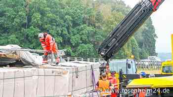 Lkw prallt gegen Leitplanke und kippt um: Stundenlange Sperre der A8 und extremer Schaden