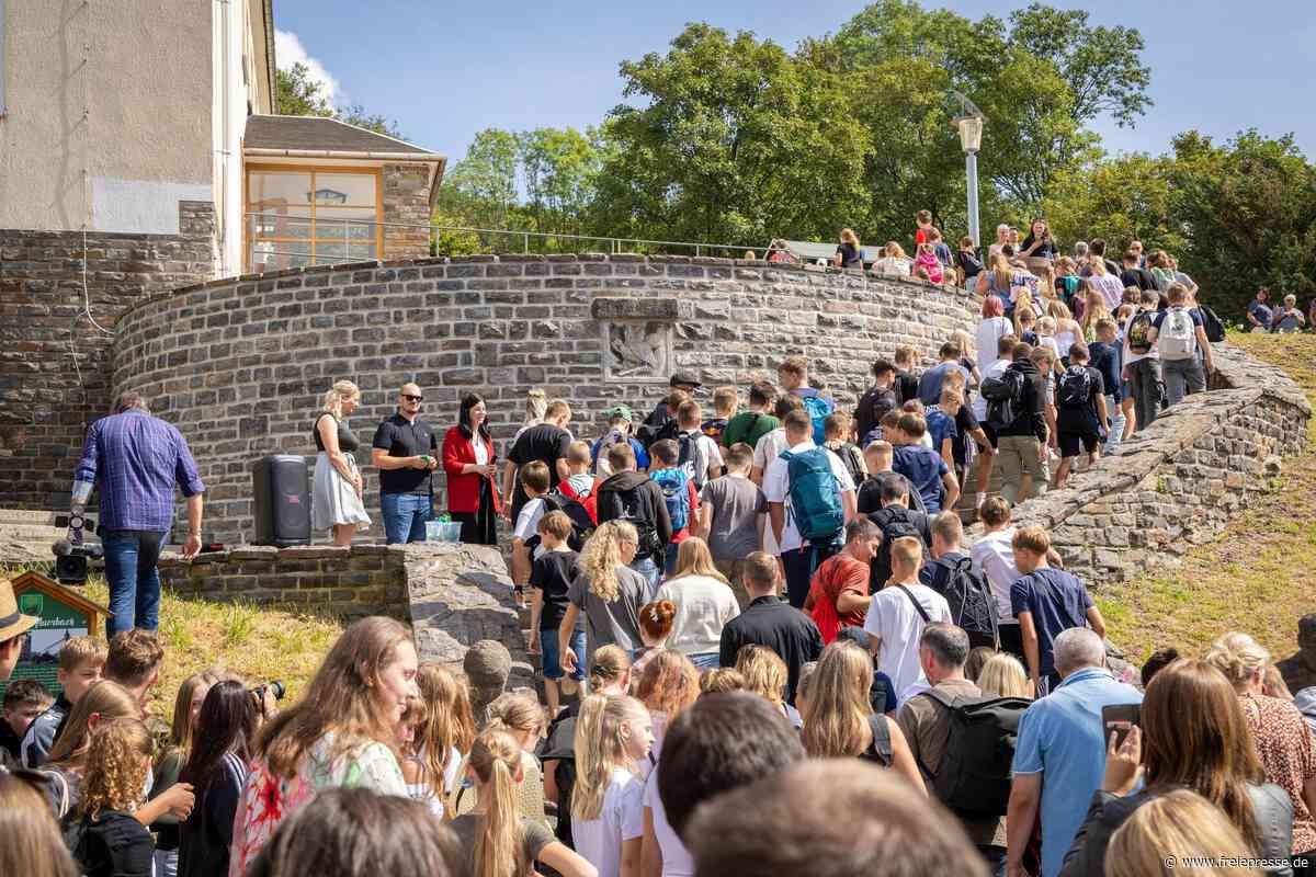 Freitagmittag im Erzgebirge: Schüler stürmen Schule - Das ist der Grund
