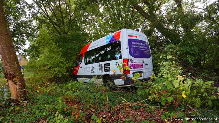 Buurtbus ramt lichtmast in Vught nadat bestuurder flesje drinken pakt