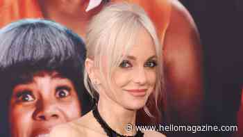 Anna Faris puts her insane body on display in tiny bikini alongside swimsuit-clad co-stars