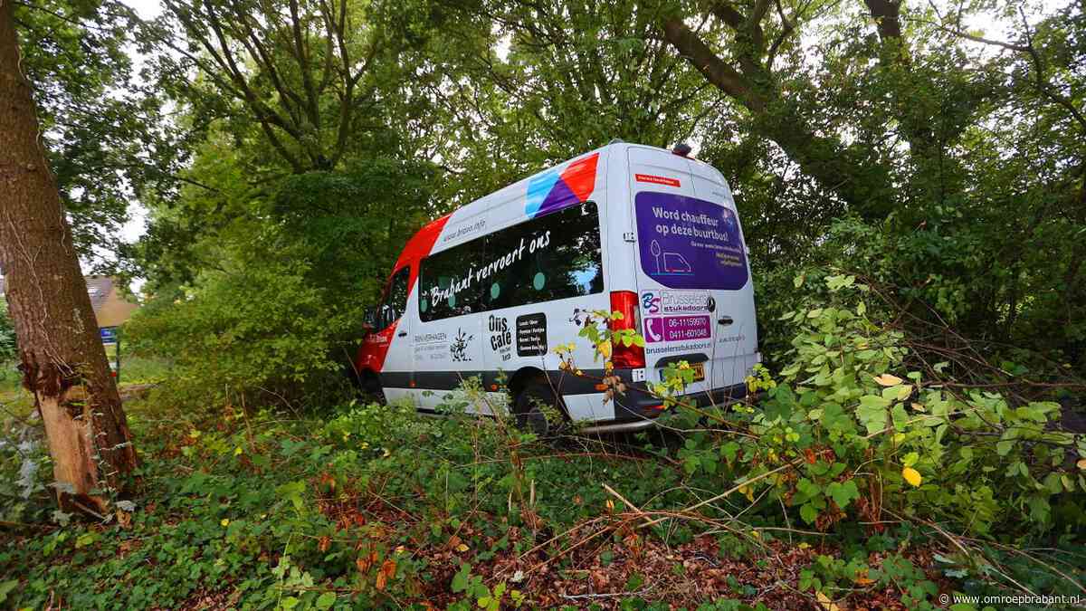 Buurtbus ramt lichtmast in Vught nadat bestuurder flesje drinken pakt