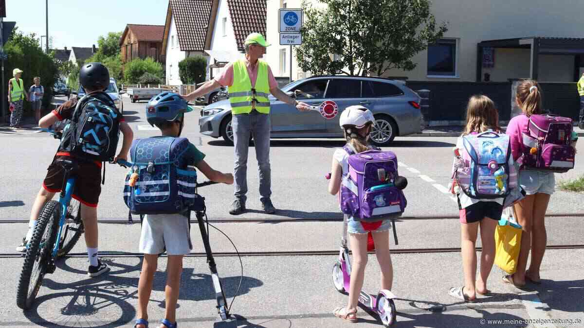 Die Augen und Ohren der Kinder: Der Alltag zweier Schulweghelfer in Moosburg