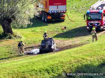Auto volledig uitgebrand na melding van bosbrand