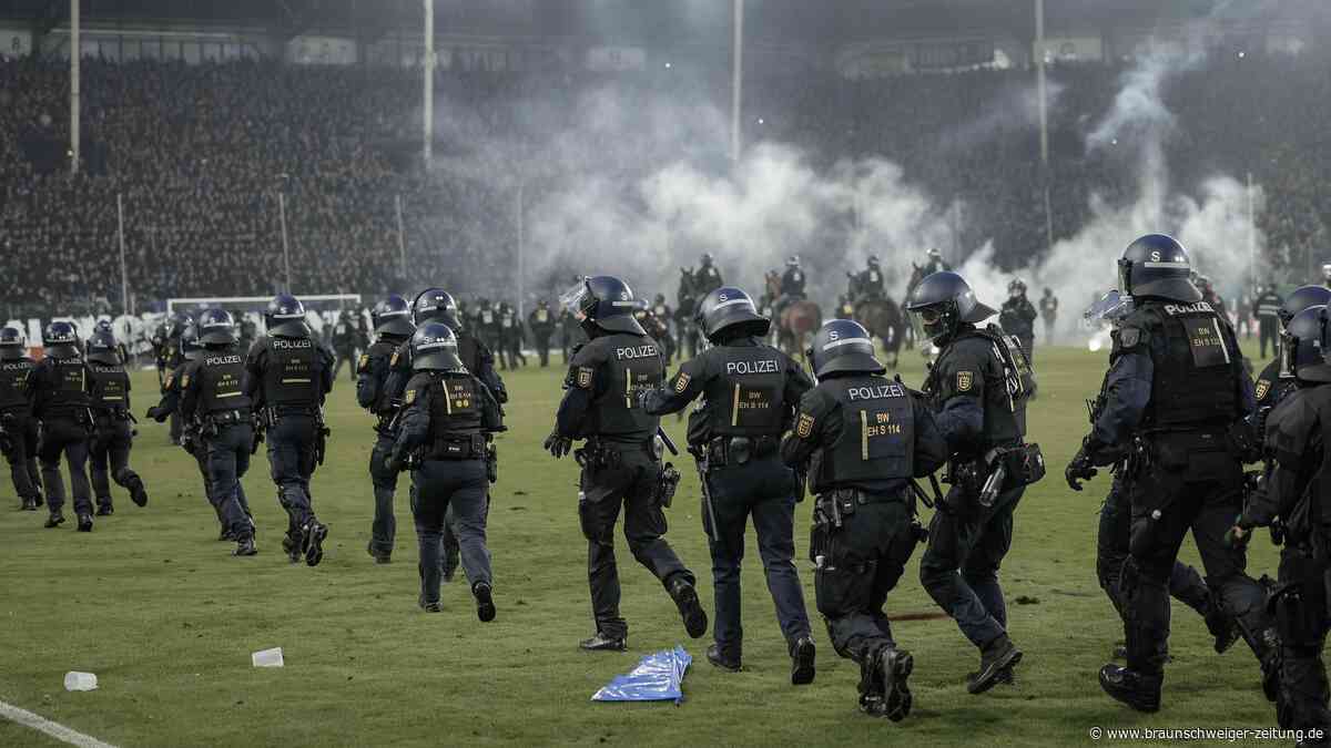 Tumulte, Raketen und Reiterstaffel auf dem Platz – Pokal-Derby versinkt im Chaos