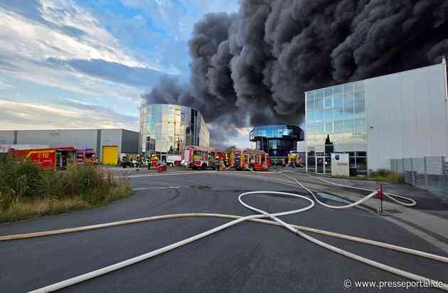 FW Bergheim: Großbrand im Gewerbegebiet Bergheim-Paffendorf - Rund 100 Einsatzkräfte im Einsatz