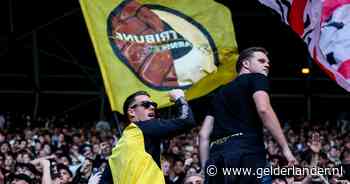Geschorste Van den Berg duikt op tussen Vitesse-fans en verrast met contractnieuws