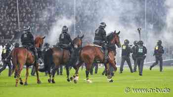 Pyro, Krawall, Eskalation: Polizei zu Pferde aufs Spielfeld: FCK gewinnt hitziges Pokal-Derby in 120. Minute