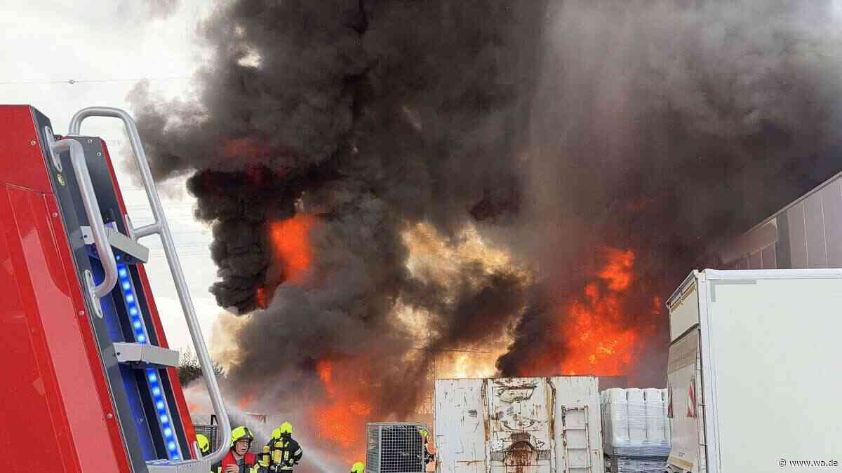 Großbrand hält Feuerwehr in Atem: Feuer frisst sich von Akkus in Lagerhalle – Autobahn gesperrt
