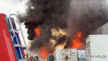Großbrand hält Feuerwehr in Atem: Feuer frisst sich von Akkus in Lagerhalle – Autobahn gesperrt