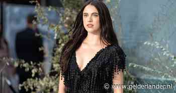 ‘Naakte’ schoenen van actrice Margaret Qualley gaan het internet over: modepers gelooft ogen niet