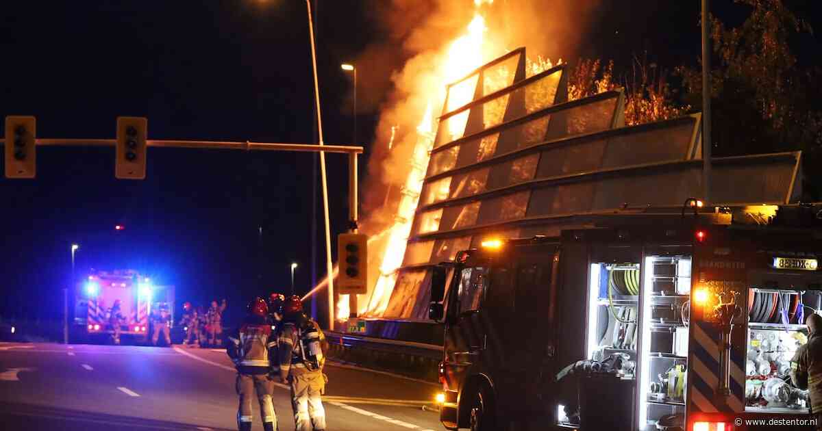 Geluidswal langs A10 bij Sloterdijk opnieuw in brand, metershoge vlammen slaan uit wal