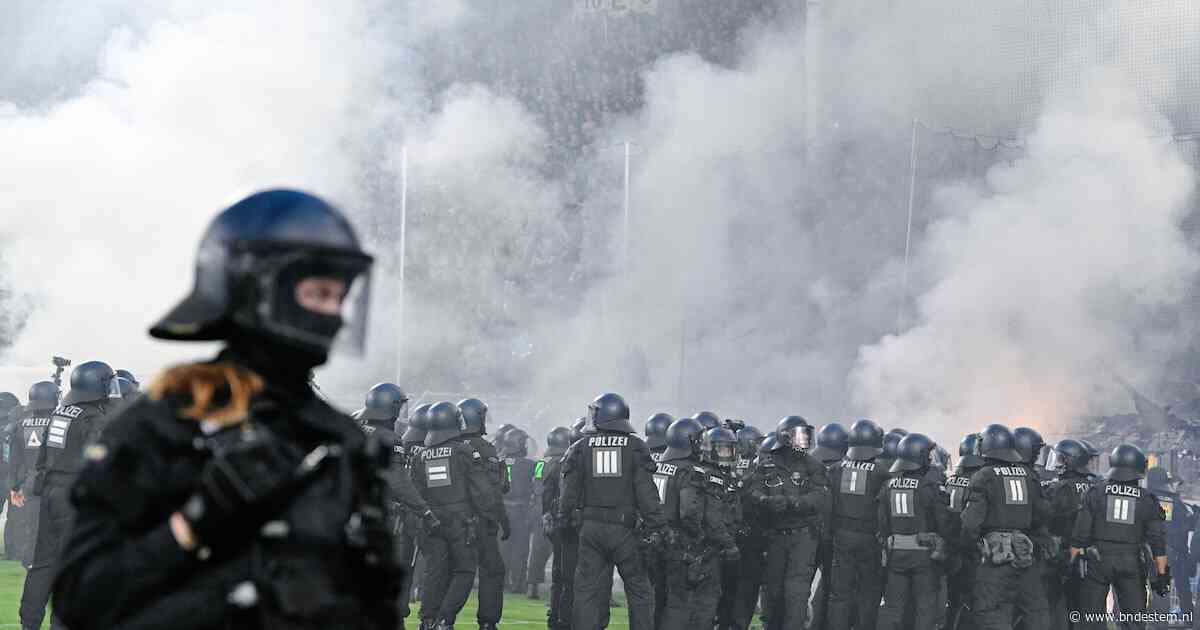 Veldbestorming, vuurwerk en vernielingen: politie rukt massaal uit bij ontspoorde derby in Duitsland