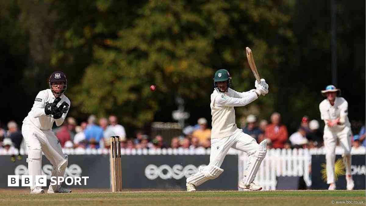 Edavalath & D'Oliveira turn it around for Pears